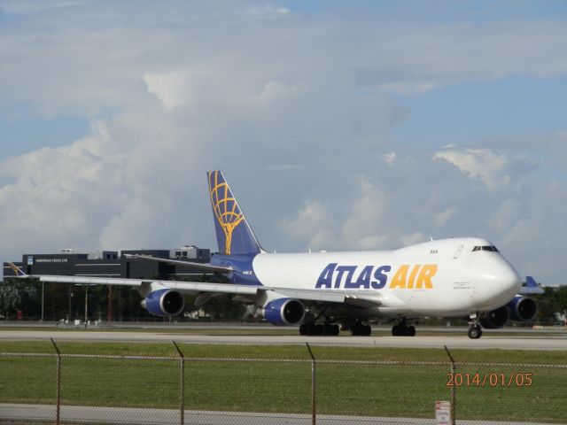 Boeing 747-400 (N412MC)