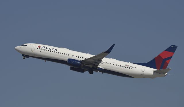 Boeing 737-900 (N826DN) - Departing LAX