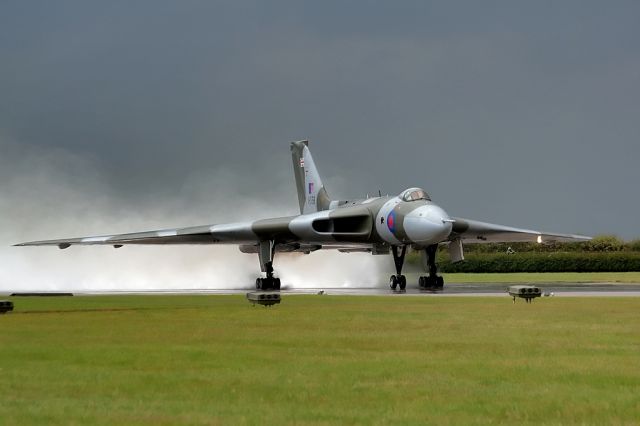 — — - G-VLCN Avro Vulcan B2