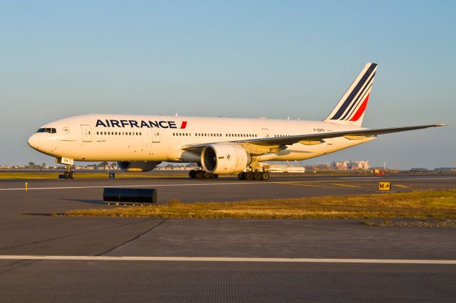 Boeing 777-200 (F-GSPX) - Late Autumn sun drenches this Boeing beauty @ KBOS Logan on FlightAware.Com