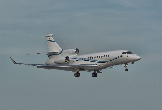 Dassault Falcon 7X (N957X) - Landing in CYHU, 08-07-2019