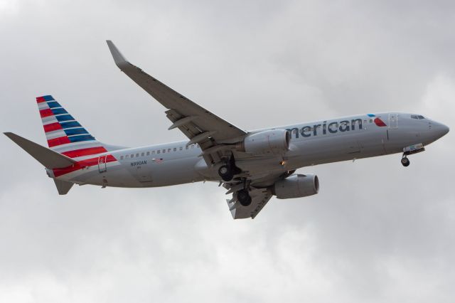 Boeing 737-800 (N990AN)