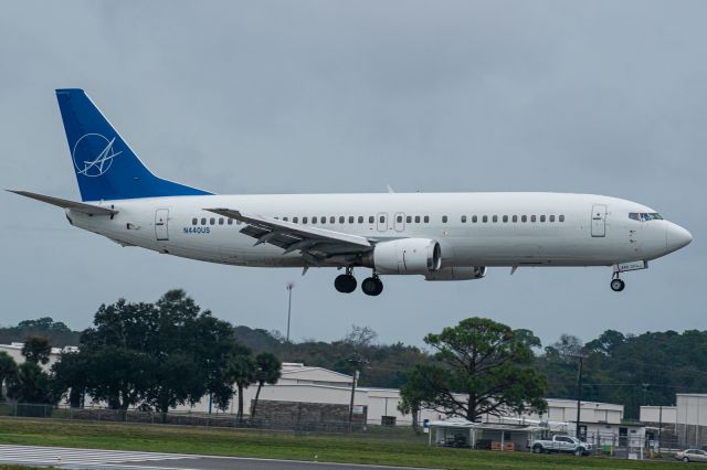 BOEING 737-400 (N440US)