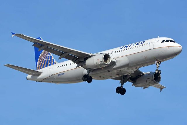 Airbus A320 (N477UA) - United Airbus A320-232 N477UA at Phoenix Sky Harbor on November 12, 2017.