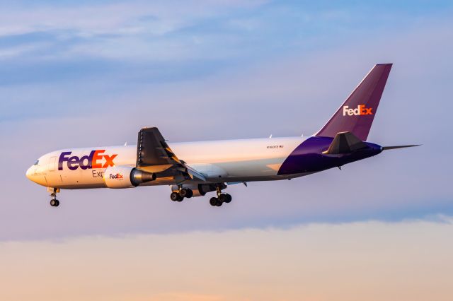 BOEING 767-300 (N160FE) - FedEx 767-300 landing at PHX on 12/18/22. Taken with a Canon R7 and Tamron 70-200 G2 lens.