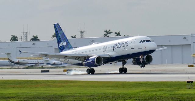 Airbus A320 (N521JB) - Landing on Rwy 10R.