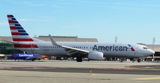 Boeing 737-800 (N922NN) - Line up and wait on RWY 20R