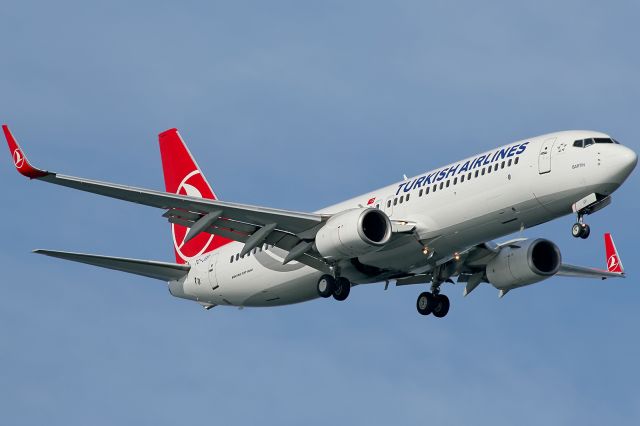 Boeing 737-800 (TC-JGP) - TC-JGP just about to lang LTBA Rw05