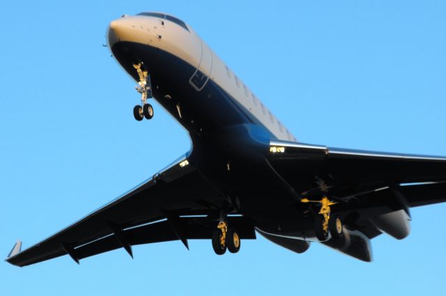 Bombardier Global 5000 (EJM55) - Global Express on short final to RWY 27 at dusk