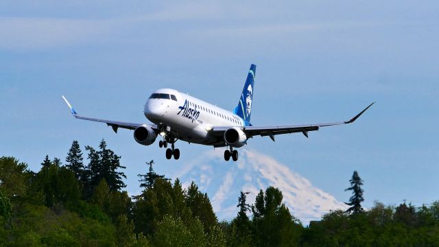 Embraer 175 (N624QX) - QXE2883 from PDX on final to Rwy 34L on 5.4.19. (ERJ-175L / cn #17000657).