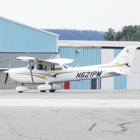 Cessna Skyhawk (N621PM) - N621PM getting ready to depart out to HFD 