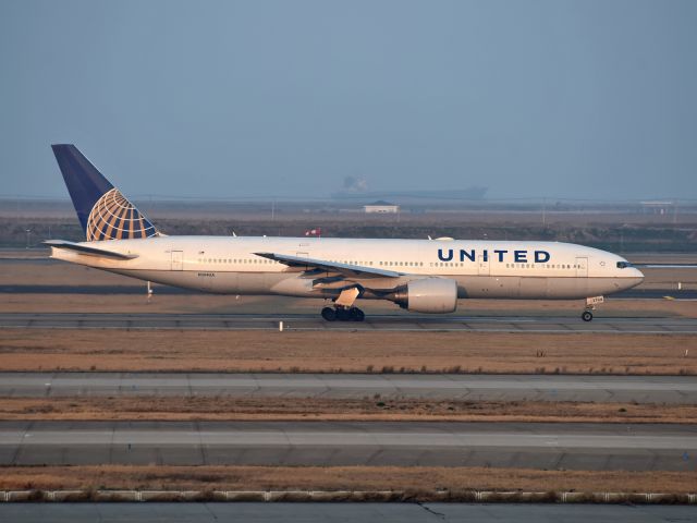 Boeing 777-200 (N204UA)