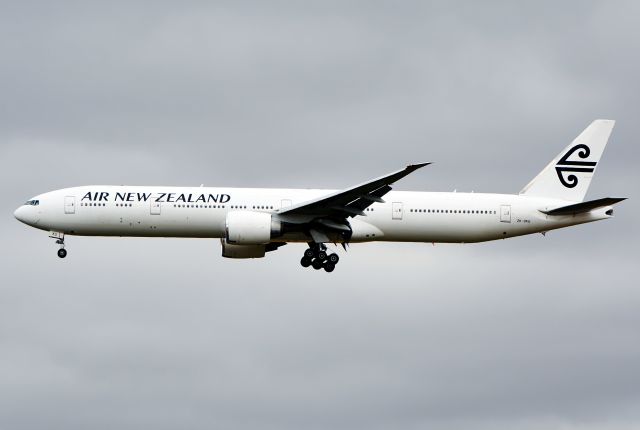 BOEING 777-300ER (ZK-OKU)