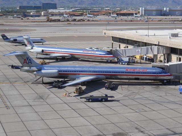 McDonnell Douglas MD-82 (N258AA) - Two American Airlines MD-80s at the gate at Phoenix Sky Harbor Airport, with a Mesa Airlines CRJ-200 taxiing behind.