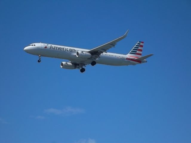 Airbus A321 (N143AN)