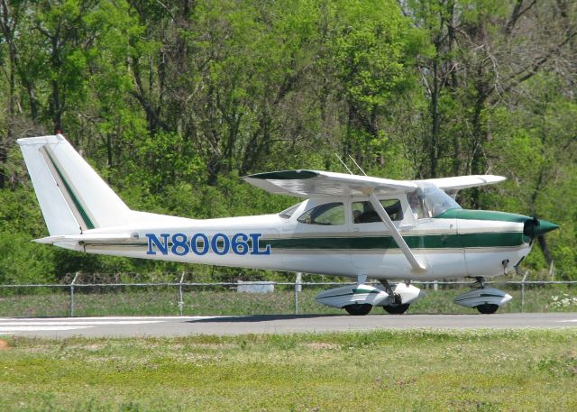 Cessna Skyhawk (N8006L) - Starting to roll for take off on runway 14 at the Shreveport Downtown airport.