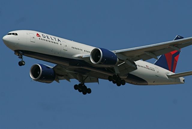 Boeing 777-200 —