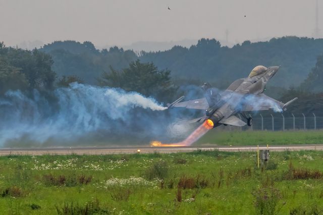 Lockheed F-16 Fighting Falcon (N513)