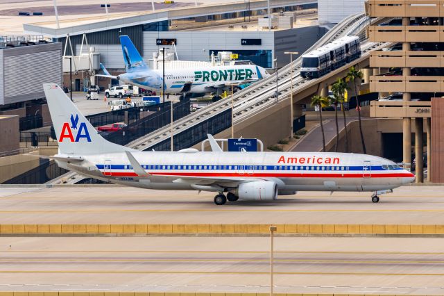 Boeing 737-800 (N921NN) - American Airlines 737-800 in Bare Metal Retro taxiing at PHX on 12/19/22. Taken with a Canon R7 and Tamron 70-200 G2 lens.