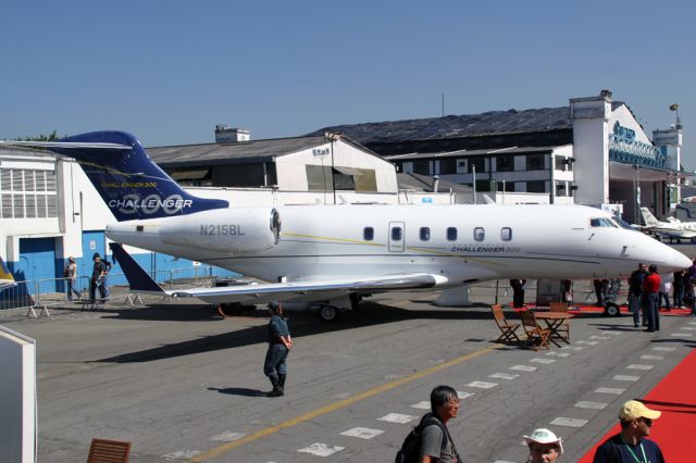 Bombardier Challenger 300 (N215BL)