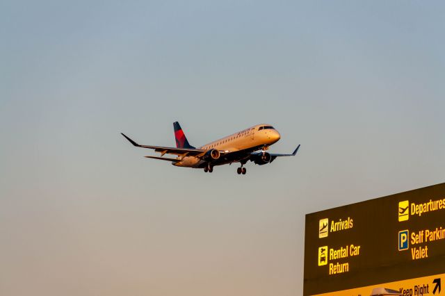 Embraer 175 (N267SY)