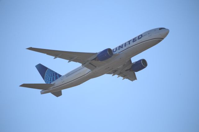 Boeing 777-200 (N213UA)