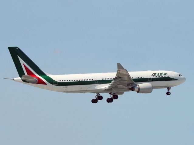 Airbus A330-300 (EI-EJG) - Italys flag carrier.