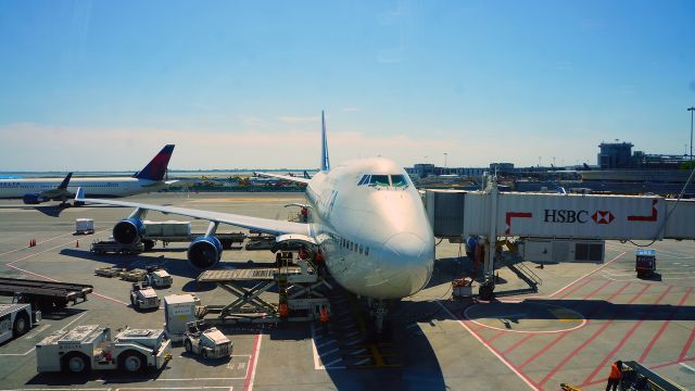 Boeing 747-400 (N672US)