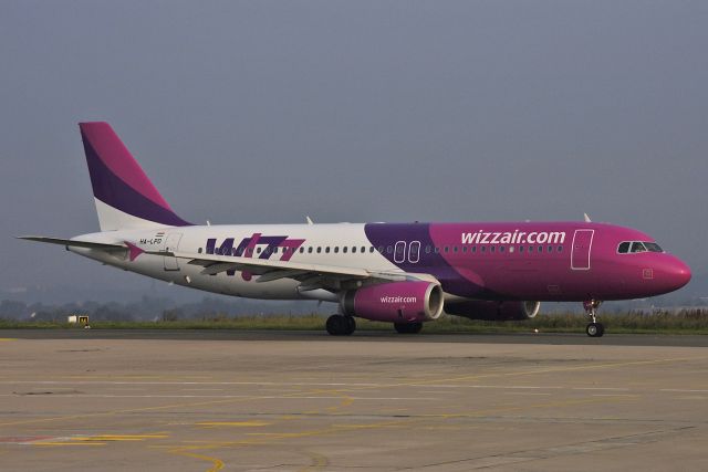 Airbus A320 (HA-LPD) - Wizz Air - A320-233 C/N 1902 - HA-LPD - Taxiing to Runway 24 at EDLW - 2004-08-01.