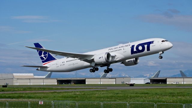 Boeing 787-9 Dreamliner (SP-LSB) - LOT9787 on rotation from Rwy 16R to begin its delivery flight to WAW on 5.4.18. (ln 694 / cn 38084).
