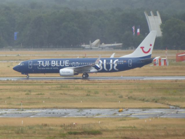 Boeing 737-800 (D-ATUD) - TUI B737-800(WL) taxiing to T2 FRA after landing on 25L. O.k., the old D-ATUD HARIBAIR painting is history now, now you have an D-ATUD with hotel ad. 01.07.2017.