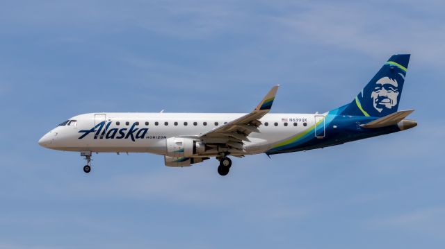 Embraer 170/175 (N639QX) - Alaska Horizon Embraer 170 landing at PHX on 5/7/22. Taken with a Canon 850D and Canon 75-300mm lens.