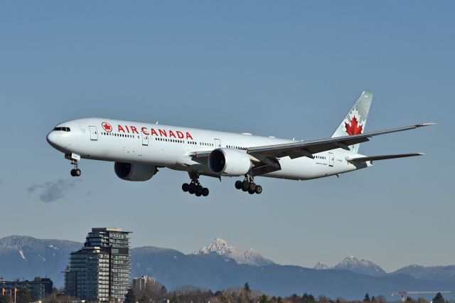 BOEING 777-300ER (C-FNNU)