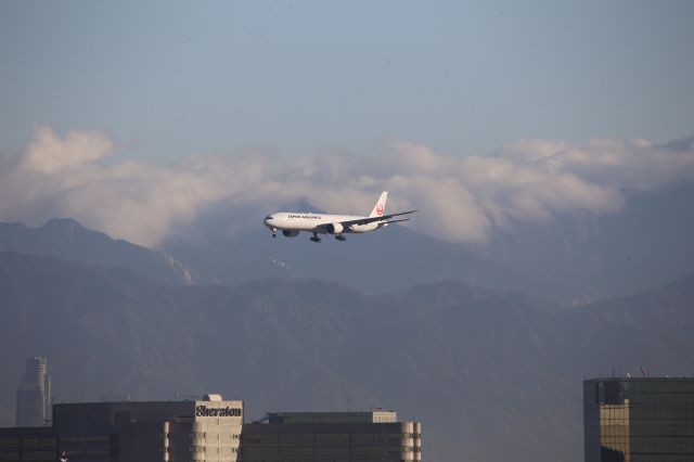 BOEING 777-300ER (JA738J)