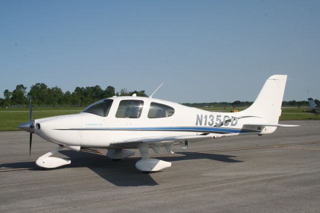 Cirrus SR-20 (N135CD) - on the ramp KMDH