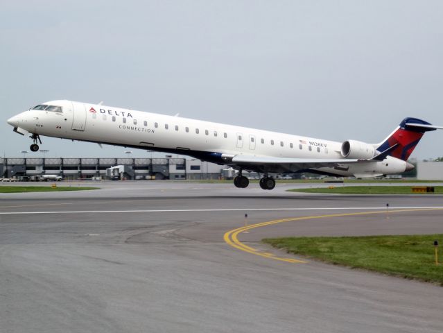 Canadair Regional Jet CRJ-900 (N138EV)