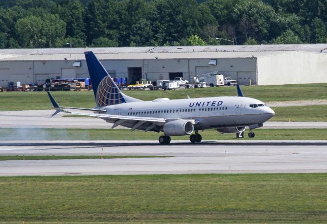 Boeing 737-700 (N15751)