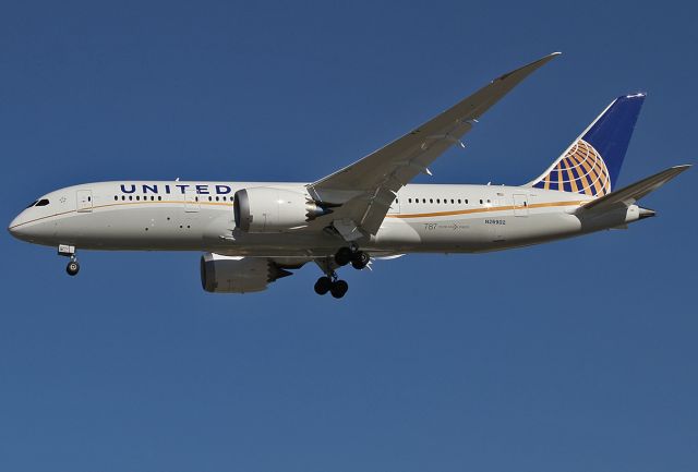 Boeing 787-8 (N26902) - Landing at the LAX.