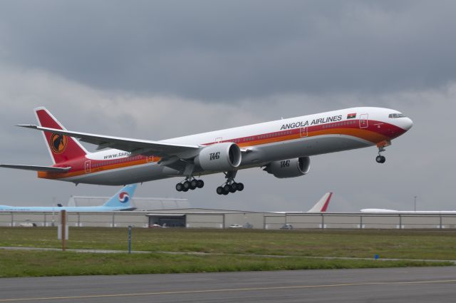 Boeing 777-200 (D2-TEG)