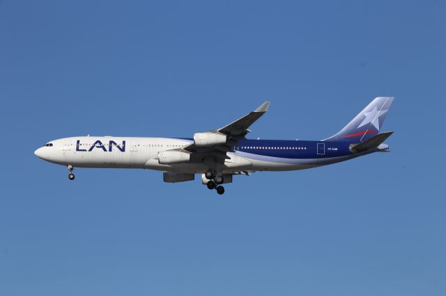 Airbus A340-300 (CC-CQE)