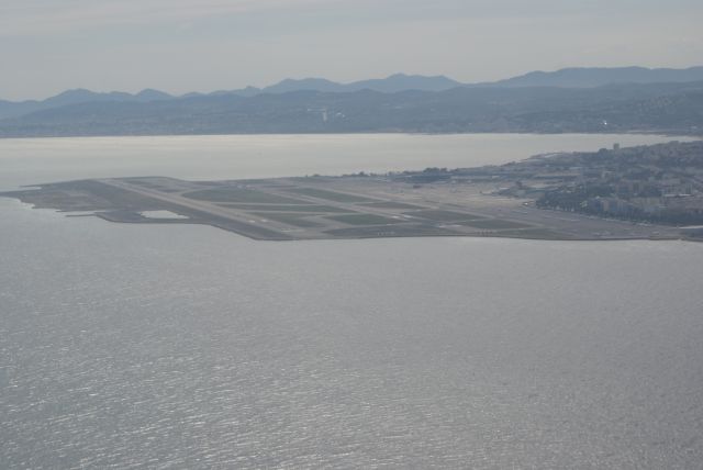 — — - Approach LFMN rwy22R