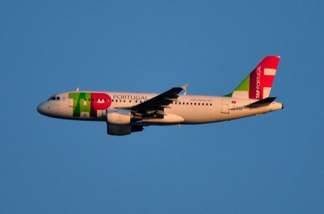 Airbus A319 (CS-TTF) - 2008 - Approach at sunset