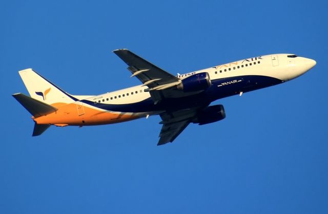 BOEING 737-400 (UR-CQX)