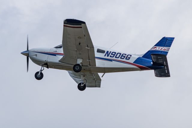 Piper Cherokee (N906G)