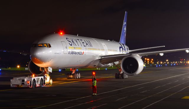 Boeing 777-200 (F-GZNN) - Air France, Skyteam livery ready for departure to Paris 