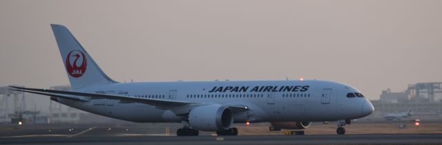 Boeing 787-8 (JA826J)