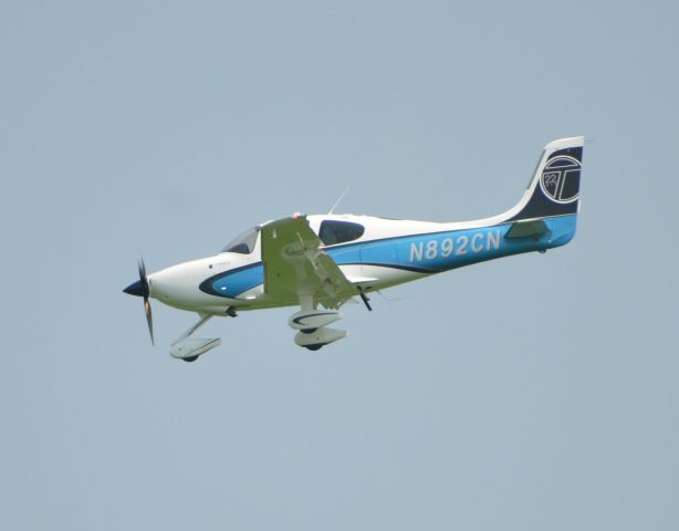 Cirrus SR-22 (N892CN) - Final approach to runway 36 at Airventure 2018 on Sunday.