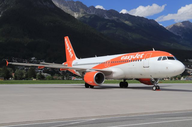 Airbus A320 (G-EZWC)