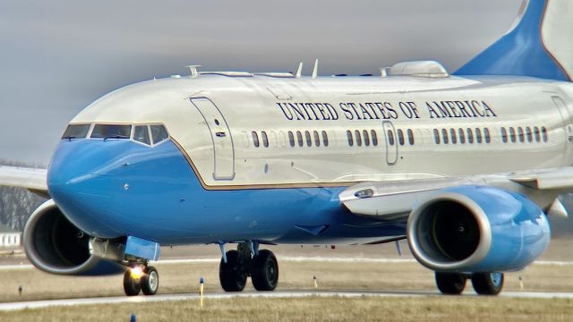 Boeing 737-700 (01-0015) - 01-0015 heading back to DC with the FLOTUS and U.S. Deputy Secretaries of Energy & Labor’s onboard after their appearance at Ivy Tech’s Valparaiso campus.br /br /This aircraft is a 2001 Boeing C-40B (737-7DM(WL)BBJ), SN 32916, owned/operated by the United States Air Force. 3/6/23. 