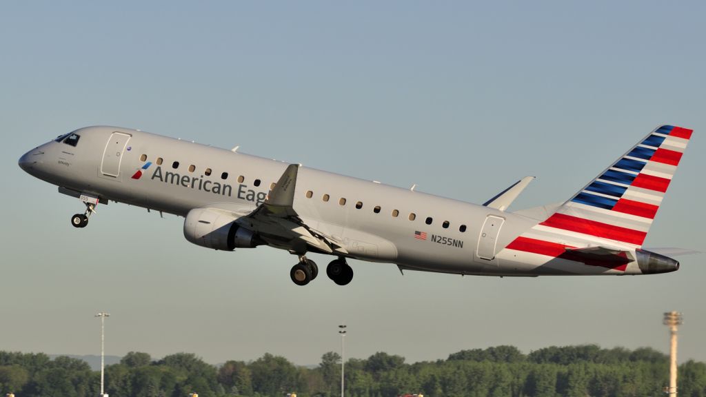 Embraer 175 (N255NN)